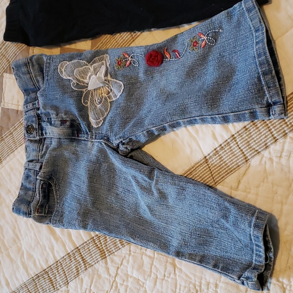 2 piece bundle.  Like new. Adorable Black leggings have ruffled behind. - Picture 2 of 8